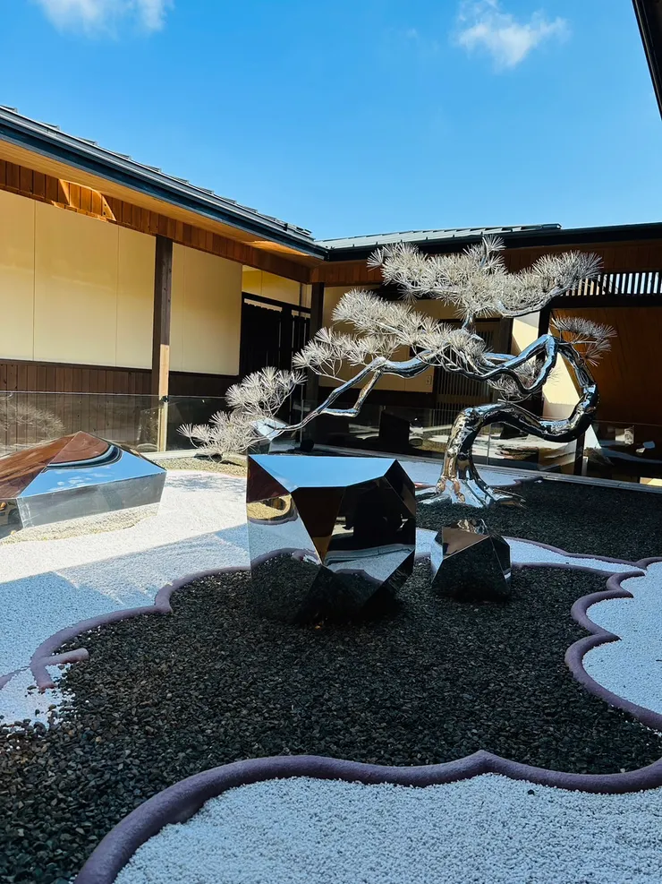 白天可以看見松樹上閃閃的金箔!!