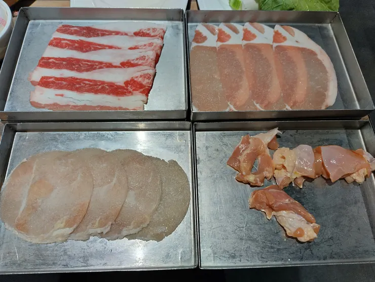 左上:美澳雪花肥牛  右上:極上里肌豬肉  左下:特選雞肉丁  右下:美國嫩切雞肉片