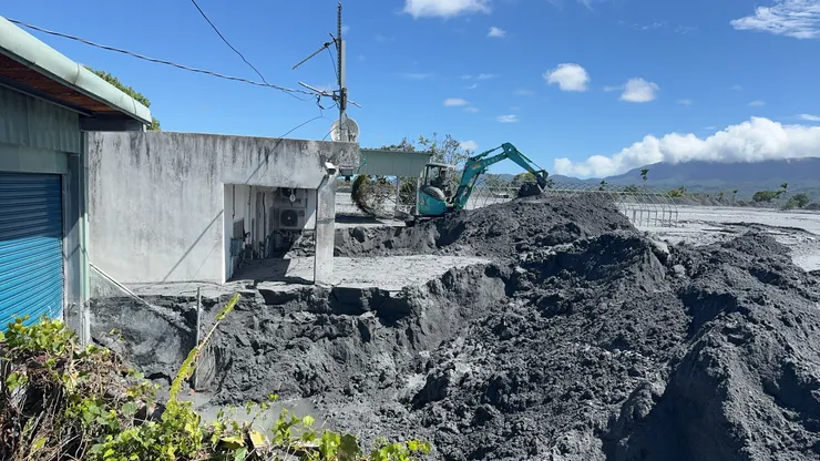 一台小怪手開挖整座河床