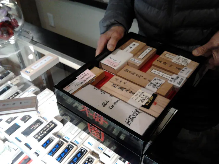 內櫃拿出幾萬至幾十萬日幣的老墨，還是用訂製的漆盒裝，低調奢華