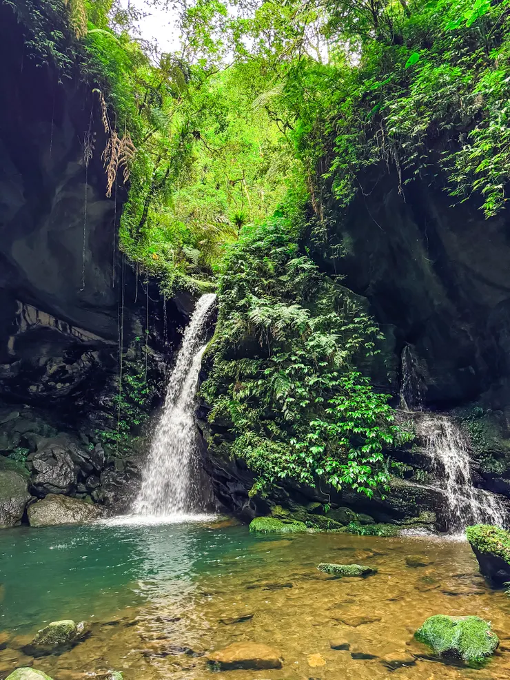 超級大的蝙蝠洞旁掛著一條小瀑布,溪水清澈見底。在這裡先吸光負離子來保養我的肌膚!!😌
