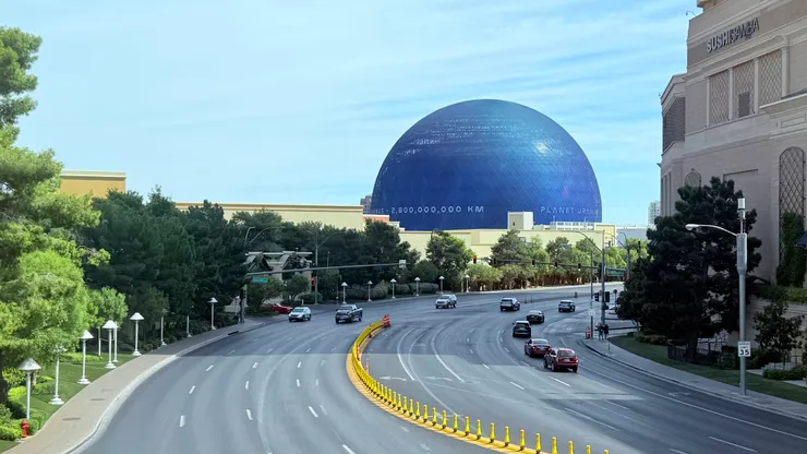 白天的Sphere球體LED廣告牆