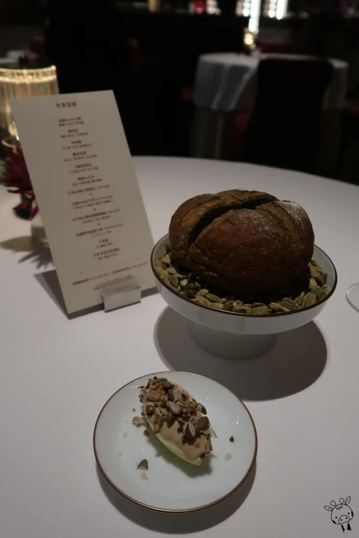 左下角是特製的優格醬，可以沾麵包吃，但麵包單吃就很香了