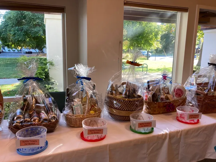 每一個聲部準備起碼一個禮盒籃子，讓大家抽獎。