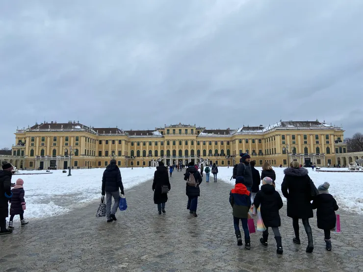美泉宮，用人們的大小來當距離的比例尺，右邊的小孩過一陣子就在雪地裡玩耍得不亦樂乎了