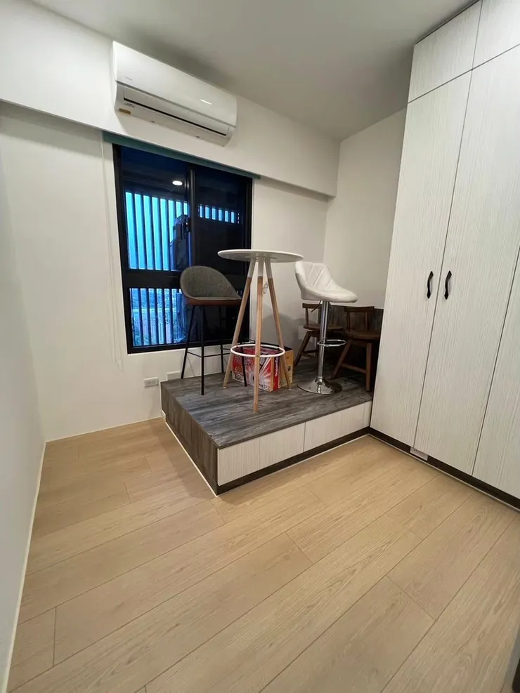 新婚房完工全景,暖色系木地板帶出空間溫馨感,是小戶型裝潢的點睛之筆