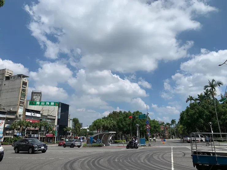 經過台大校門口前的大路口了