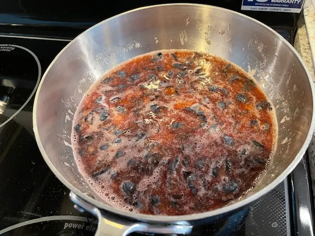 新鮮藍莓兩杯，搗碎，加四分一杯水和些許檸檬汁和一杯砂糖，中火煮成漿便成。