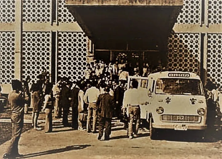 從臺灣大學考古人類學系館移出至車上的莫那魯道遺骨與群聚的民眾