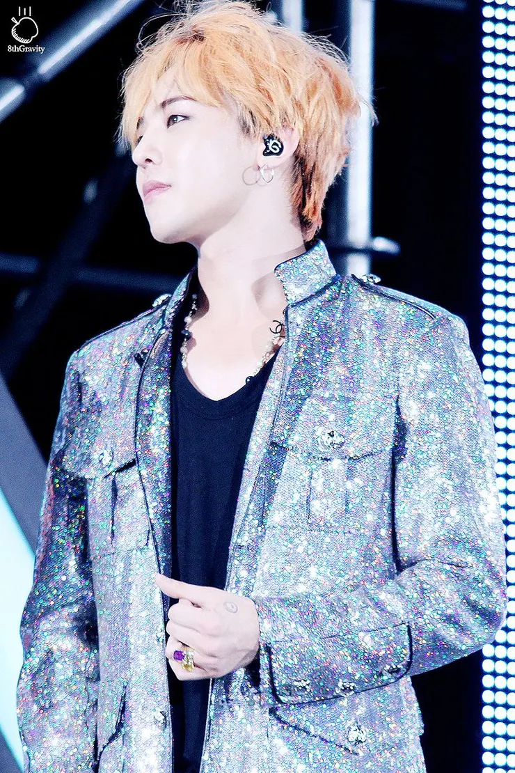 李善均事件爆發初期,韓國天團BIGBANG成員GD也在證據不足的狀況下被爆出涉案,雖然事後證實其無罪,但其損失的代言與個人形象已無法挽回。(圖源:維基百科)