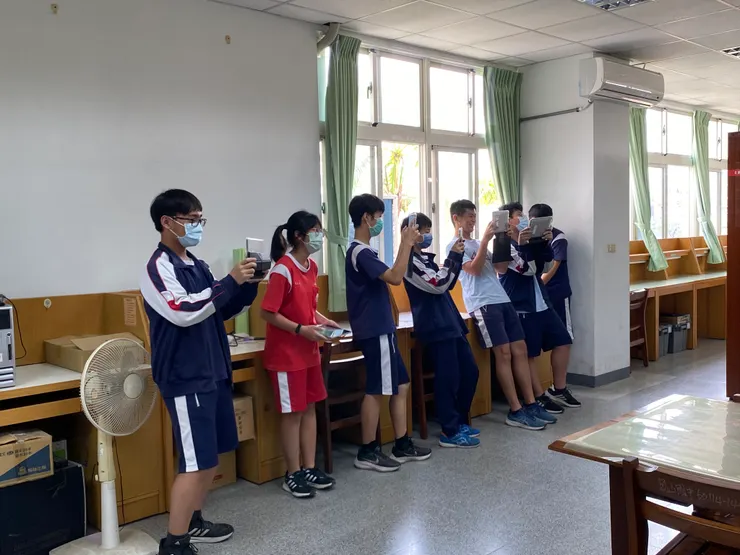 啟動畫面～學長姐一字排開，拍下岡中印象裡的第一拍