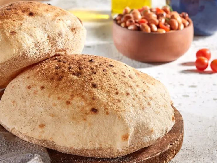 埃及烤餅，特徵是麵包體比較厚且蓬鬆，表面通常有一層麩粉。