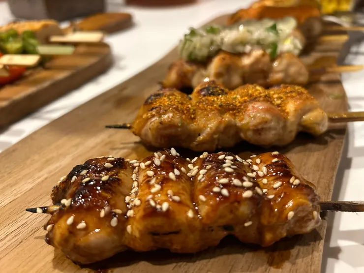 晚餐則是和一群熟識的出遊朋友享受美食，愉快聊天，為一日古道行劃下句點。