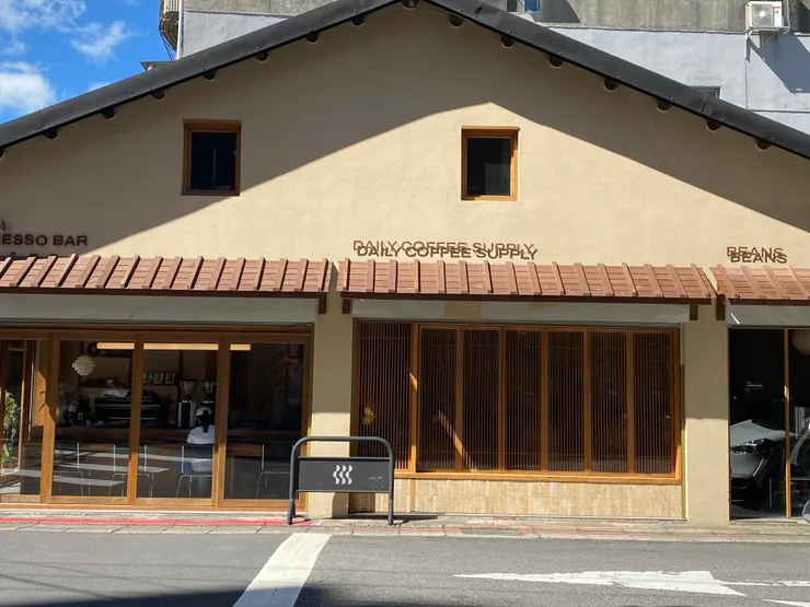 咖啡店的外觀，好像京都街邊的某家店