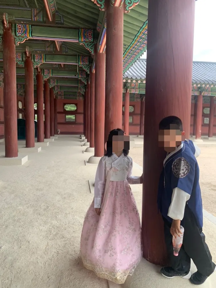 兩個孩子穿的韓服