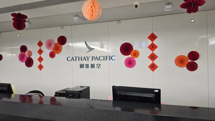 國泰航空櫃檯後的馬上起飛春聯應景又逗趣!我看了會心一笑!