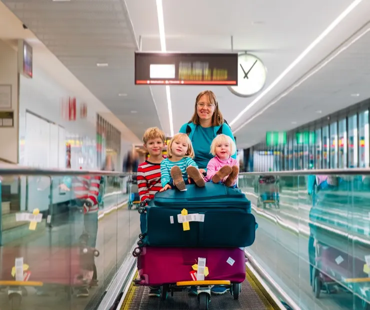 小孩很喜歡把自己當成行李坐在推車上