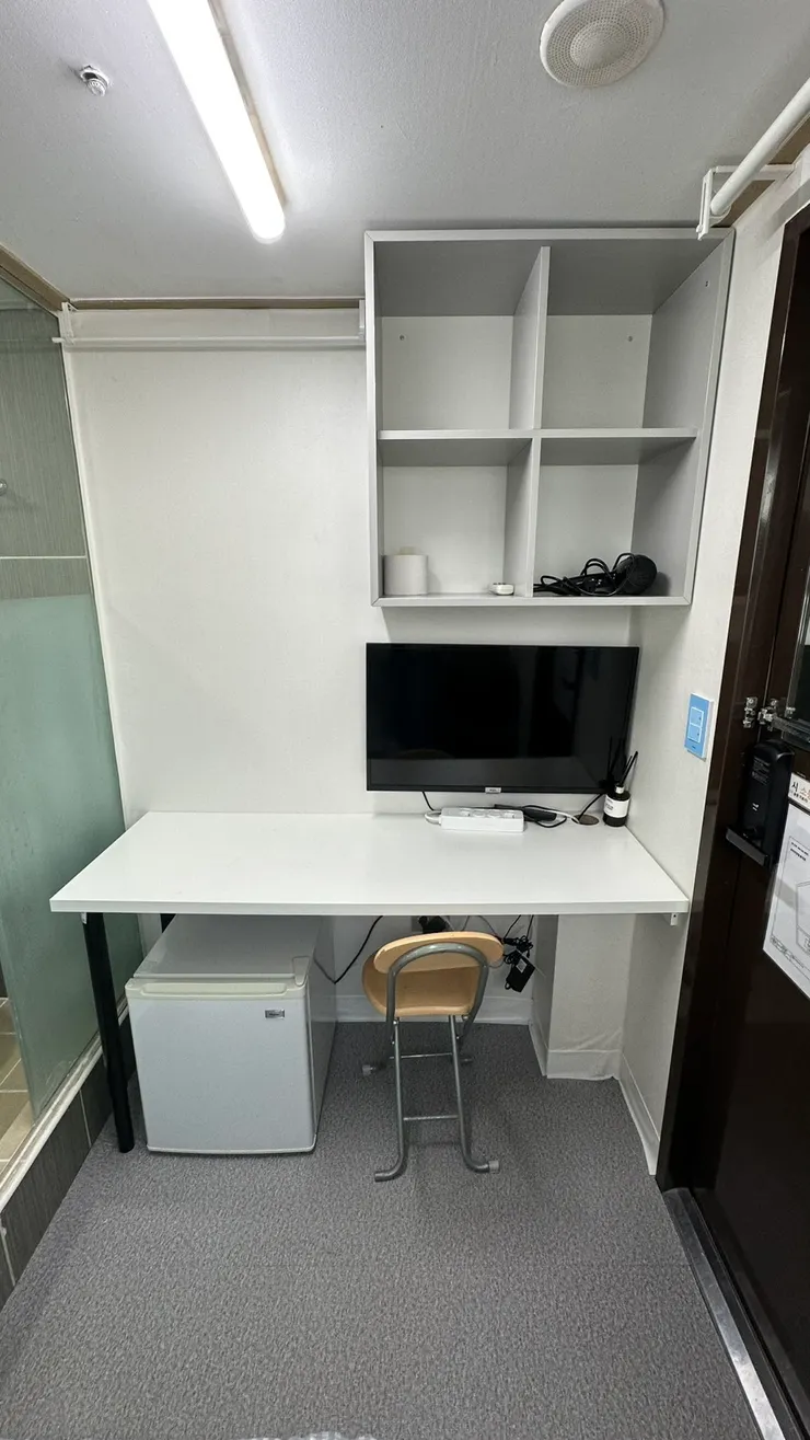 桌面空間很大，缺點是椅子超小很難坐