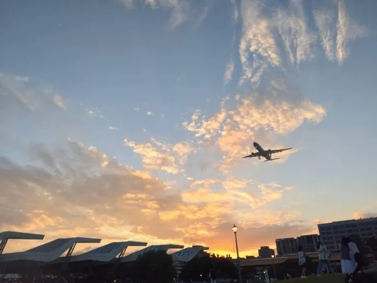 飛機有沒有聽到妳和孩子對它大喊的聲音呀?