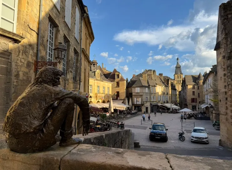 自由廣場前的雕像