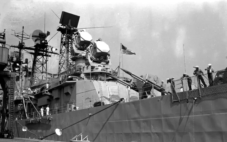 1967年3月17日，美國海軍第七艦隊普羅維登斯飛彈巡洋艦（英語：USS Providence (CL-82)）（CL-82）停放於基隆港。取自維基百科。公有領域。