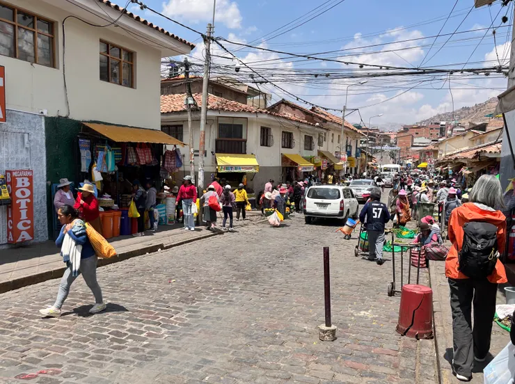 市場周邊的巷道也很熱鬧，有很多店鋪。雖然基礎建設沒那麼完善，但，是不是蠻乾淨的！