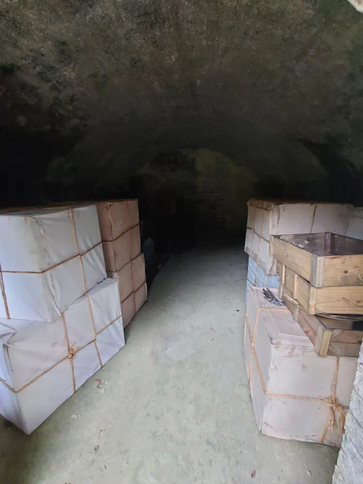 大武崙砲台營房現如今堆滿建材等雜物