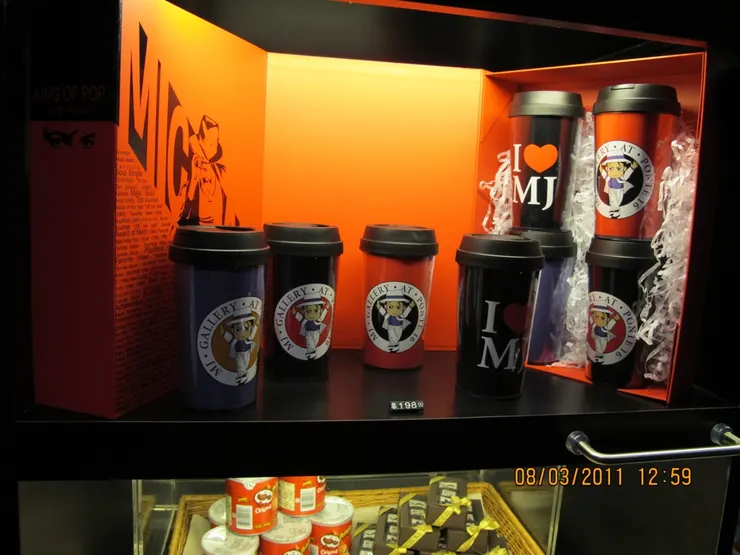 印有MJ肖像的熱飲杯，我之前過買了藍色那款，但一次都沒用過。現在回看照片才發現一點都不便宜...