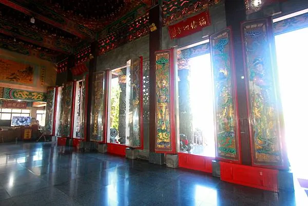 莊嚴明亮的彩繪門神（圖片截圖於網路）