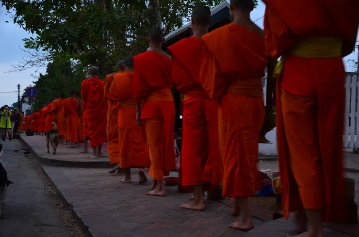 清晨和尚托缽為日常