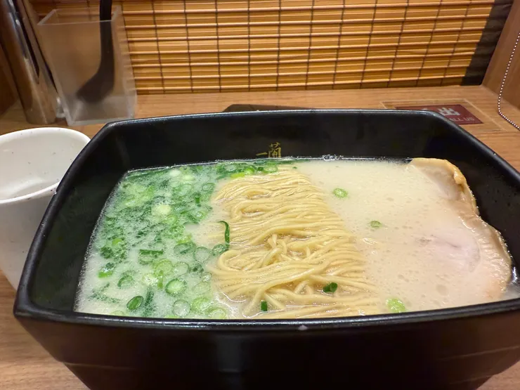 走了一整天，吃個一蘭很合理的