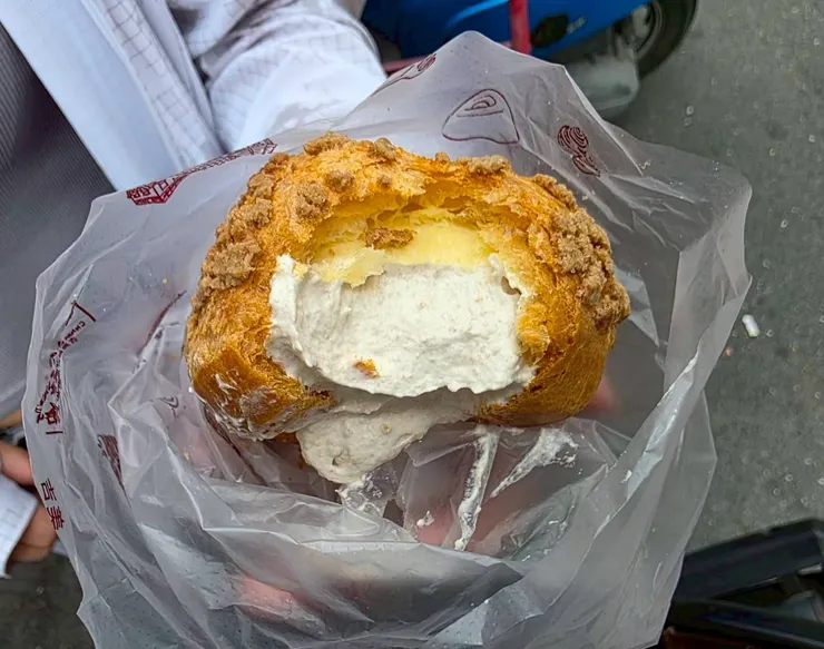 香蕉泡芙，香氣十足，不死甜，內餡飽滿，咬下去要小心爆漿，可以多買幾個帶給親朋好友分享。