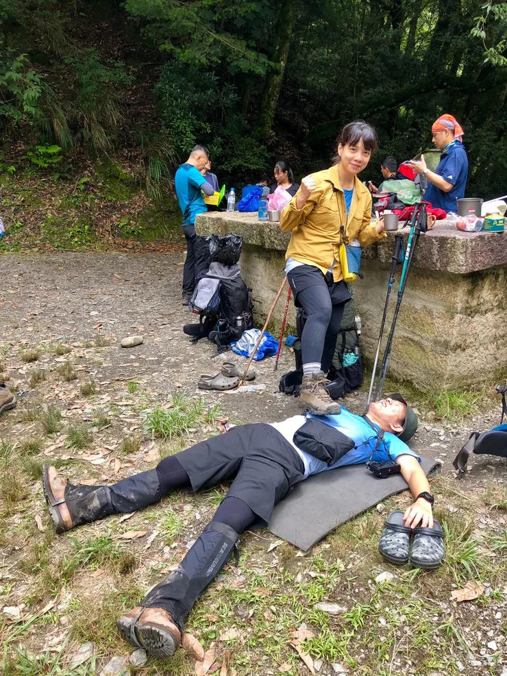 12:00來到林道17K下切點，在此吃午餐大休息，補充等下要爬升4公里上九九山莊的體力。  (小騎真的踢到厭世了，決定把騙她來的老公就地處決^-^)