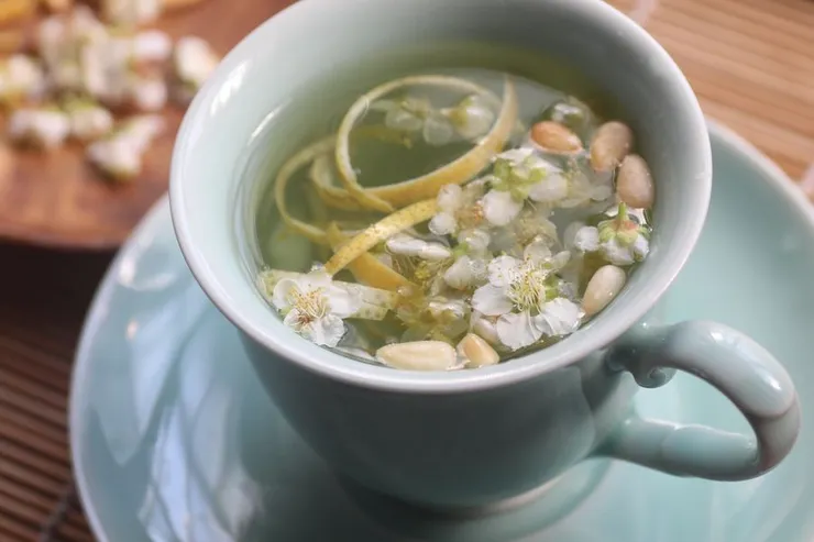 劇中所說的加龍井,根據記載恐怕是錯誤的。我們實際實驗發現:梅花與茶葉雖說都是清逸之品,實際上卻有互相干擾之虞。