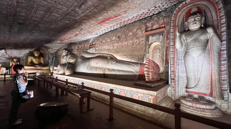 臥佛雙腳腳趾對齊是睡佛， 天花板則是滿滿的坐佛繪畫。