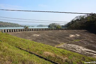 當水庫滿水時讓水自然流出的餘水吐