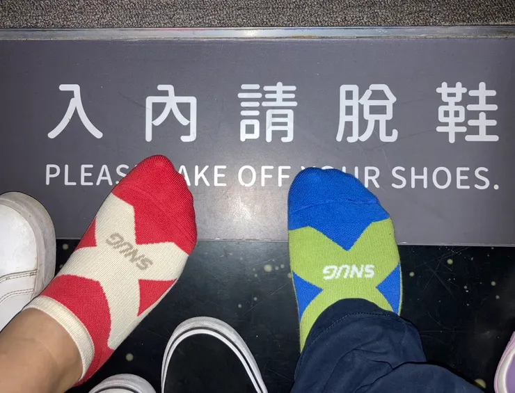 大腸爸能輕鬆自在脫鞋。