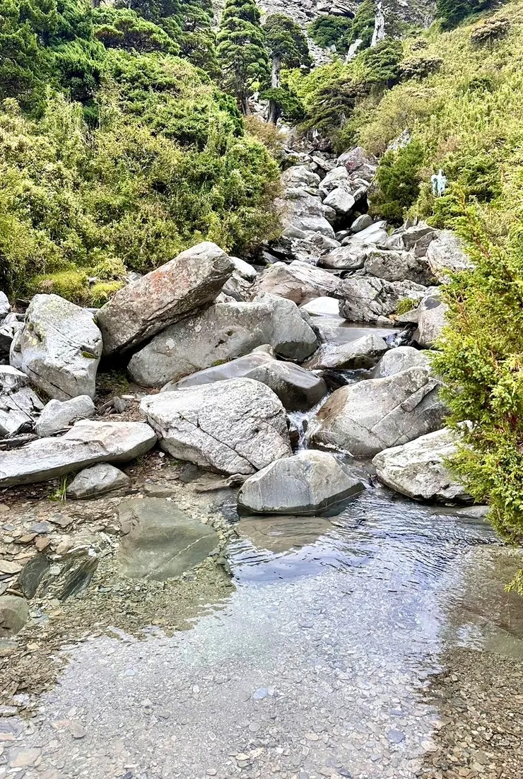 山屋後溪谷的清澈水源