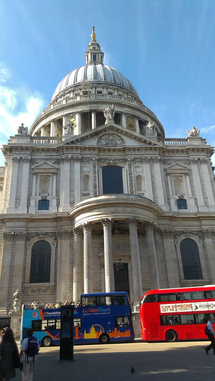 聖保羅教堂與雙層巴士