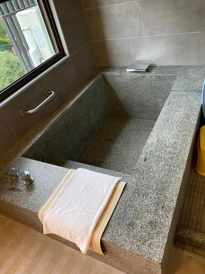 房間小巧泡湯池；蠻乾淨的