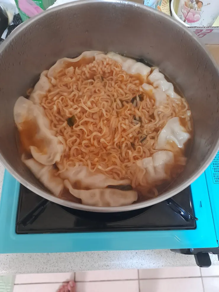 自己煮的泡菜泡麵水餃
