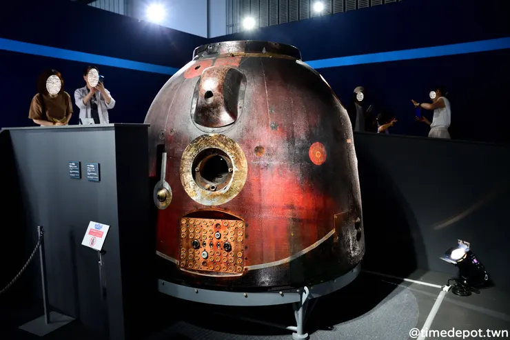 日本企業家前澤友作從國際太空站返回地球時使用的太空艙，外觀因與大氣摩擦而呈現紅黑色