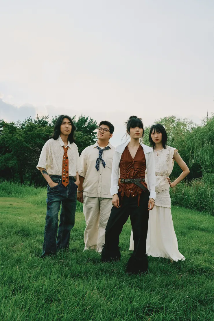 韓國樂團 Ghost Bookstore 幽靈書店，由成員 Ymir Kim、Daniel Kang、Sue Kim、DD 所組成。photo source：浮現音樂