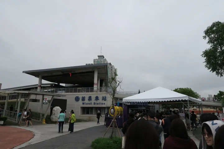 苗栗車站與排隊人潮，話說回來好久沒來苗栗了唷