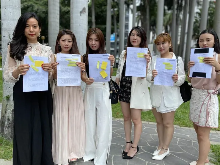 張雅筑、黃湘婷、林若蕎、吳佳穎、王馨婕、康寶(由左到右)