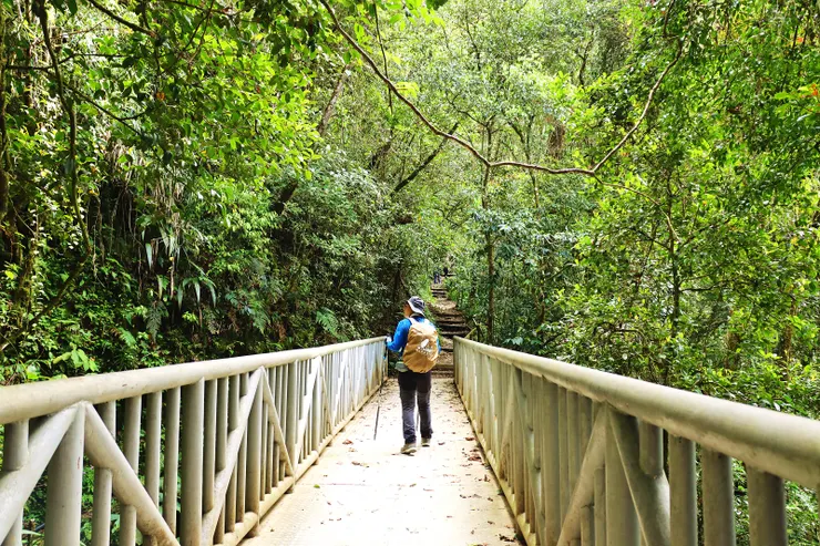 ▲一開始先一小段下坡，過了鐵橋後就開始一連串陡上。