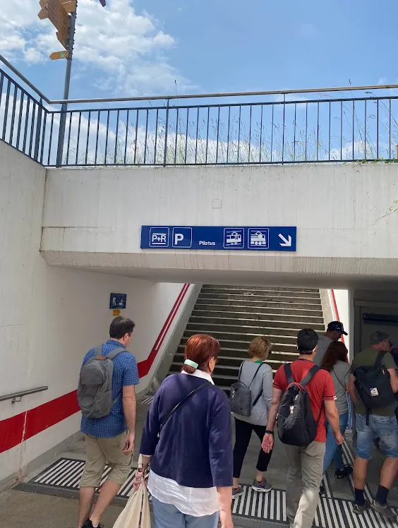 碼頭到齒軌列車站地下道