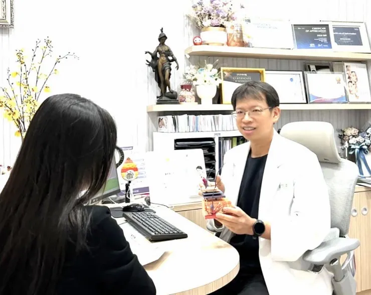 圖說：許哲豪醫師替患者評估；圖中患者與本文無關。（圖／豪美學診所提供）