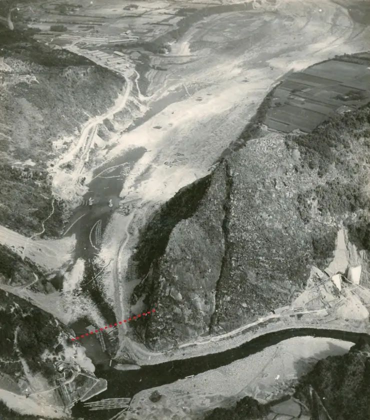 建水庫之前，由大嵙崁溪從石門壩址 ( 紅色虛線位置 )上游向下游拍攝之空拍。