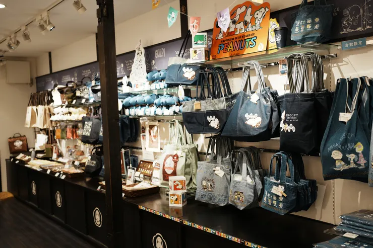 倉敷限定的商品，裏面可以看到整個藍色的史努比